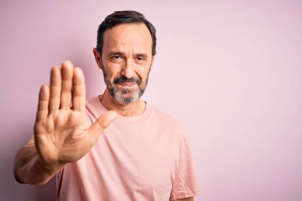 Medelålders Hoary Man Bär Casual Shirt Stående Över Isolerade Rosa — Stockfoto