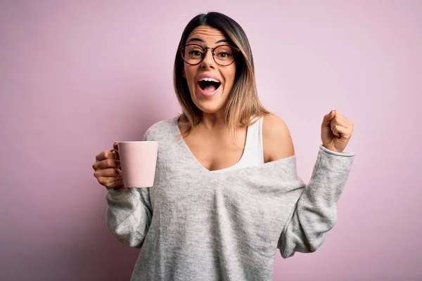 Joven Hermosa Morena Con Gafas Bebiendo Taza Rosa Café Gritando — Foto de Stock