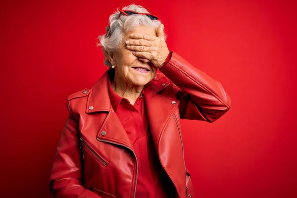 Idősebb Gyönyörű Ősz Hajú Alkalmi Piros Kabátban Napszemüvegben Mosolyogva Nevetve — Stock Fotó