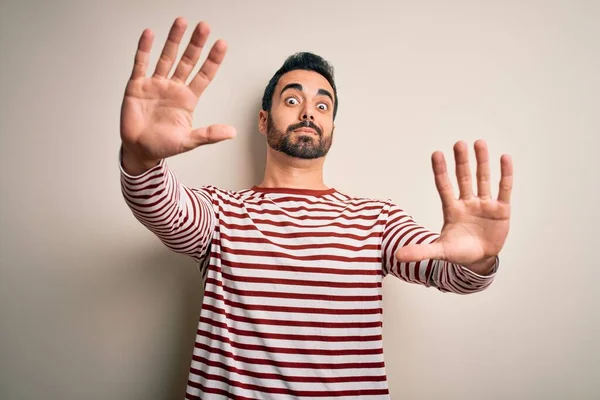 Homem Bonito Jovem Com Barba Vestindo Shirt Listrada Casual Sobre — Fotografia de Stock