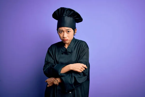 Giovane Bella Donna Chef Cinese Indossa Uniforme Fornello Cappello Sfondo — Foto Stock