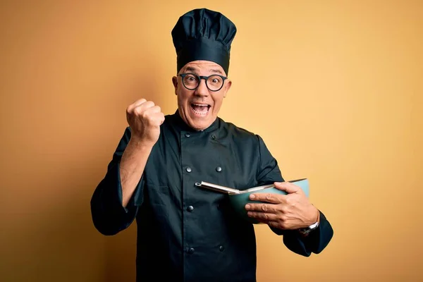 Hombre Guapo Cocinero Pelo Gris Mediana Edad Con Uniforme Cocina —  Fotos de Stock