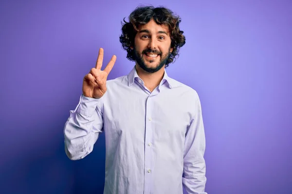 Młody Przystojny Biznesmen Brodą Koszuli Stojącej Fioletowym Tle Pokazuje Wskazuje — Zdjęcie stockowe