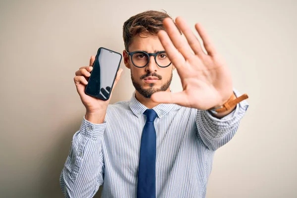 Jovem Empresário Segurando Smartphone Sobre Fundo Branco Isolado Com Mão — Fotografia de Stock