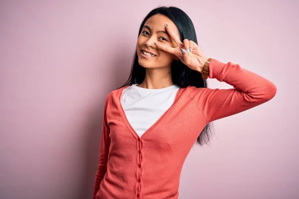 Young Beautiful Chinese Woman Wearing Casual Sweater Isolated Pink Background — Stock Photo, Image