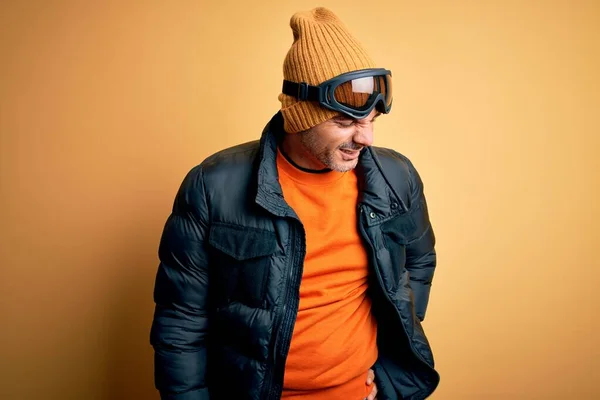 Ung Stilig Skidåkare Man Skidåkning Bär Snö Sportkläder Med Skidglasögon — Stockfoto