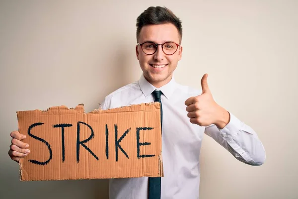 Jovem Bonito Homem Negócios Caucasiano Segurando Banner Protesto Greve Emprego — Fotografia de Stock