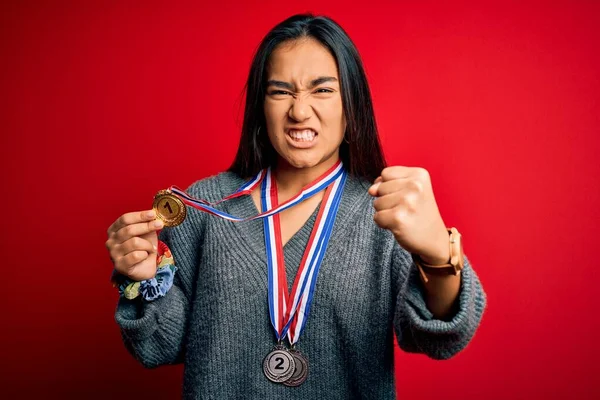 Jovem Bela Mulher Asiática Bem Sucedida Vestindo Medalhas Sobre Fundo — Fotografia de Stock