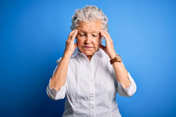 Senior Mooie Vrouw Dragen Elegante Shirt Staan Geïsoleerde Blauwe Achtergrond — Stockfoto