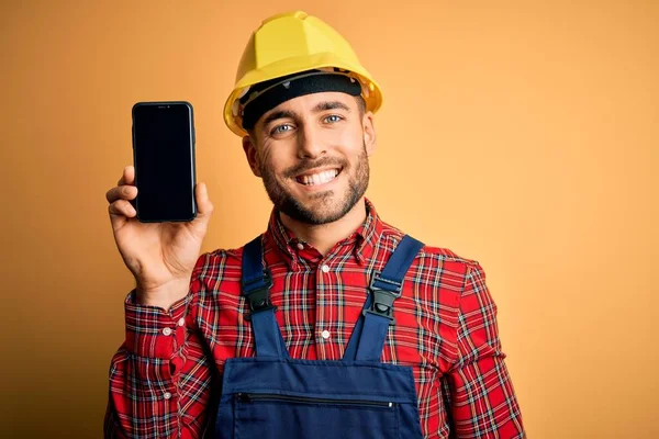 Joven Constructor Con Casco Seguridad Que Muestra Pantalla Del Teléfono — Foto de Stock