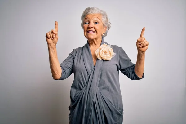 Senior Belle Femme Aux Cheveux Gris Portant Une Robe Décontractée — Photo