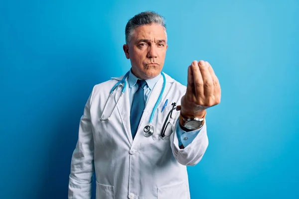 Orta Yaşlı Yakışıklı Gri Saçlı Doktor Ceketli Mavi Steteskop Takmış — Stok fotoğraf