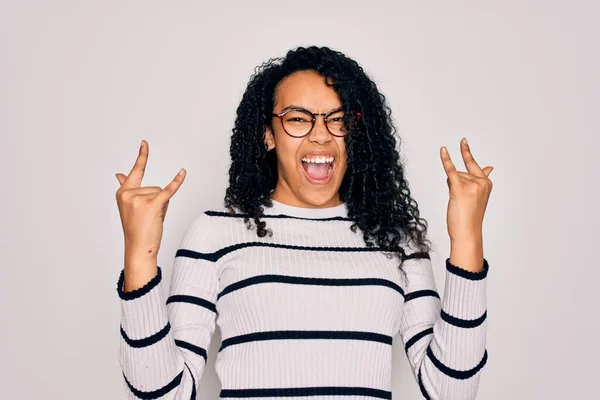 Mujer Afroamericana Joven Con Suéter Rayas Gafas Sobre Fondo Blanco — Foto de Stock