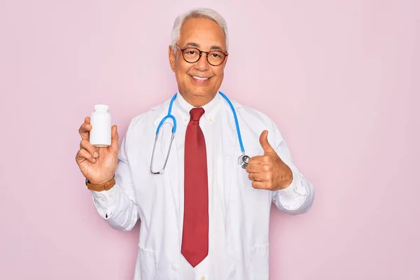 Středního Věku Senior Šedovlasý Lékař Muž Drží Léky Předpis Přes — Stock fotografie