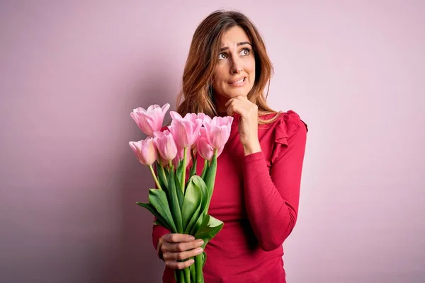 Jovem Bela Morena Segurando Buquê Tulipas Rosa Sobre Fundo Isolado — Fotografia de Stock