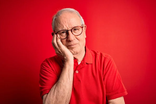 Šedovlasý Starší Muž Nosí Brýle Ležérní Tričko Přes Červené Pozadí — Stock fotografie