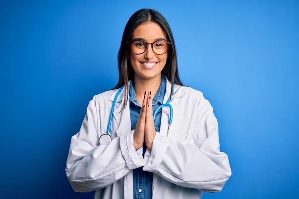 Νεαρή Όμορφη Γιατρός Γυναίκα Φορώντας Στηθοσκόπιο Και Γυαλιά Πάνω Από — Φωτογραφία Αρχείου