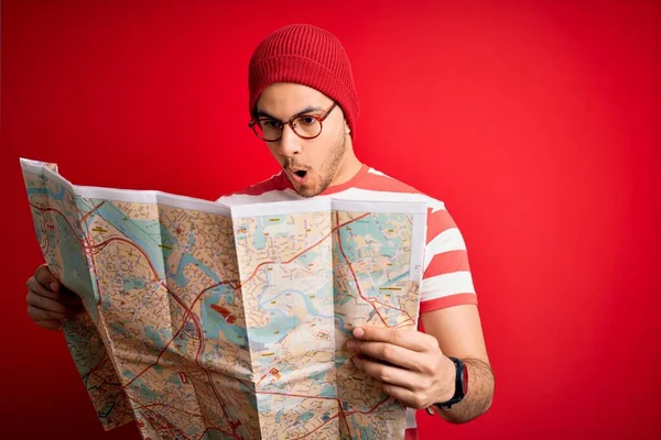 Snygg Turist Man Semester Bär Glasögon Håller Stadskarta Över Röd — Stockfoto