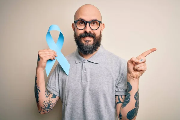 Hombre Calvo Guapo Con Barba Tatuajes Sosteniendo Cinta Azul Cáncer — Foto de Stock