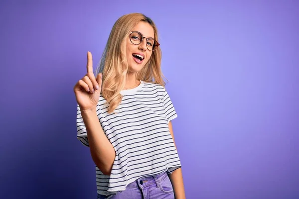 Joven Hermosa Mujer Rubia Con Camiseta Rayas Gafas Sobre Fondo — Foto de Stock