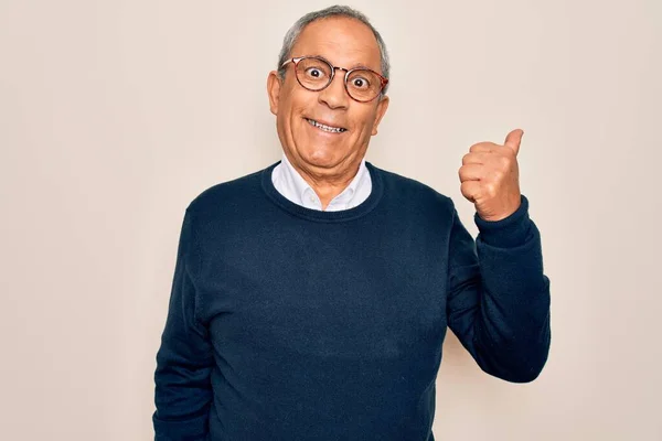 Hombre Mayor Guapo Pelo Gris Con Suéter Gafas Sobre Fondo —  Fotos de Stock