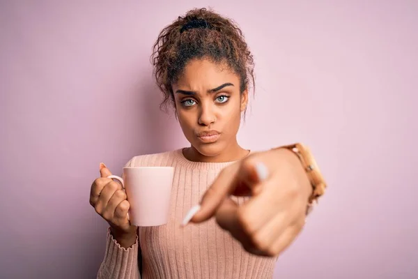Νεαρή Αφρικάνα Αφρο Αμερικάνα Που Πίνει Καφέ Πάνω Από Απομονωμένο — Φωτογραφία Αρχείου
