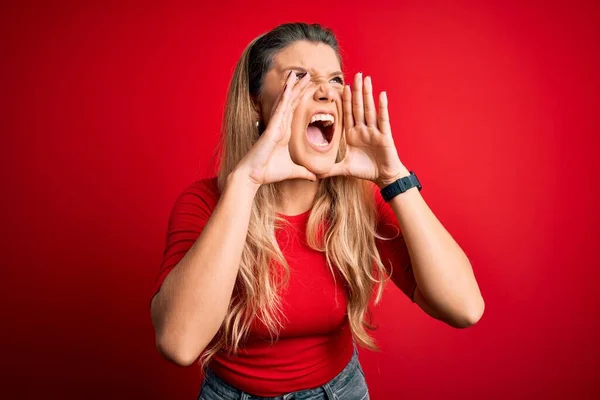 Joven Hermosa Mujer Rubia Con Camiseta Casual Pie Sobre Fondo —  Fotos de Stock