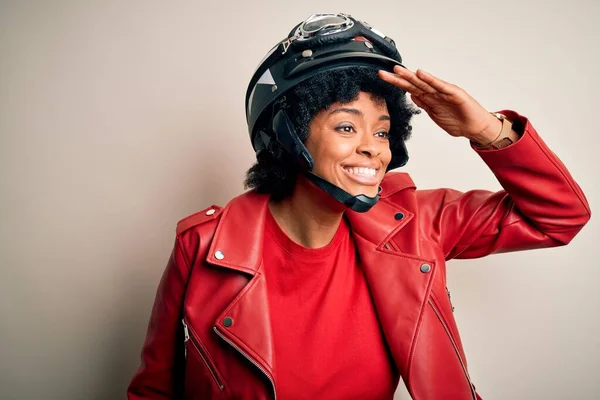 若いアフリカ系アメリカ人のアフロバイクの女性は 頭の上に手で遠く見て非常に幸せと笑みを浮かべてオートバイのヘルメットを着て巻き毛 検索の概念 — ストック写真