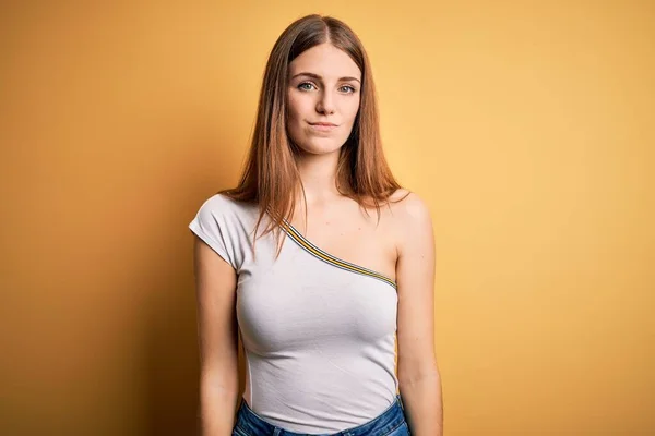 Joven Hermosa Pelirroja Vistiendo Camiseta Casual Sobre Fondo Amarillo Aislado —  Fotos de Stock