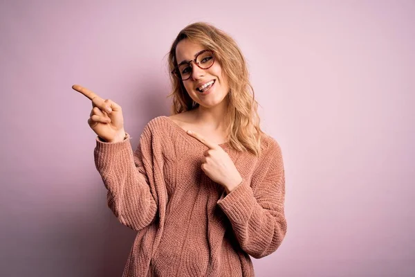 Giovane Bella Donna Bionda Indossa Maglione Casual Occhiali Sfondo Rosa — Foto Stock