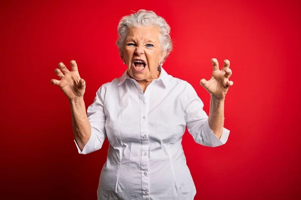 Senior Mooie Vrouw Dragen Elegante Shirt Staan Geïsoleerde Rode Achtergrond — Stockfoto