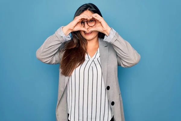 Mujer Negocios Hispana Joven Con Gafas Pie Sobre Fondo Azul —  Fotos de Stock