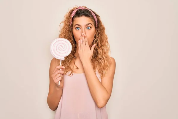 Jonge Mooie Blonde Vrouw Met Blauwe Ogen Eten Zoete Snoep — Stockfoto