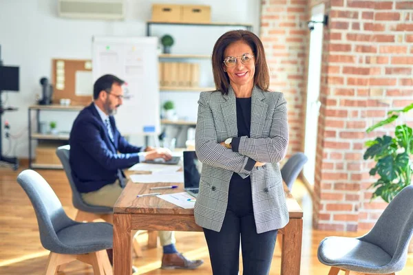 Mujer Mediana Edad Hermosa Mujer Negocios Con Chaqueta Gafas Pie —  Fotos de Stock