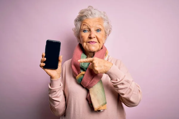 Senior Bela Mulher Cabelos Grisalhos Segurando Smartphone Mostrando Tela Sobre — Fotografia de Stock