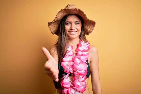 Young Beautiful Woman Blue Eyes Vacation Wearing Bikini Hawaiian Lei — Stock Photo, Image