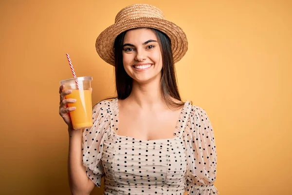 Genç Güzel Esmer Kadın Tatilde Yaz Şapkası Takıyor Mutlu Bir — Stok fotoğraf