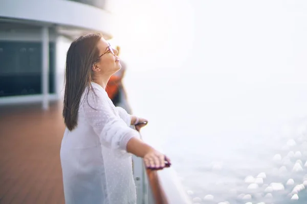 Jonge Mooie Vrouw Vakantie Glimlachend Gelukkig Zelfverzekerd Staande Een Dek — Stockfoto