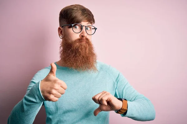 Knappe Ierse Roodharige Man Met Baard Met Bril Roze Geïsoleerde — Stockfoto