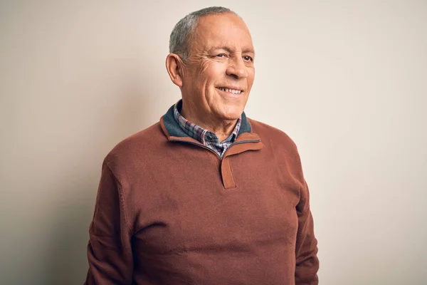 Homem Bonito Sênior Vestindo Camisola Elegante Sobre Fundo Branco Isolado — Fotografia de Stock