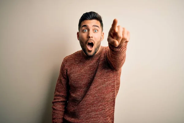 Jovem Homem Bonito Vestindo Camisola Casual Sobre Fundo Branco Isolado — Fotografia de Stock