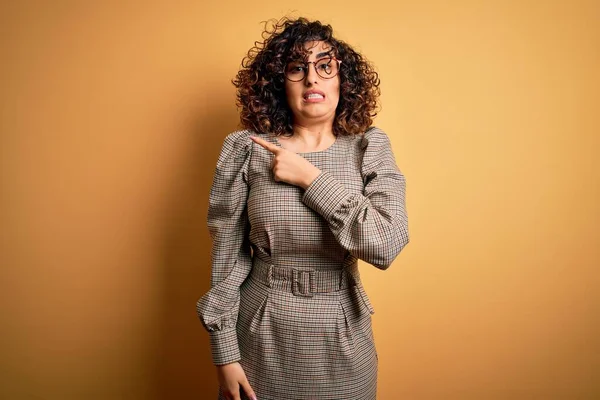Krásná Arabky Obchodní Žena Nosí Šaty Brýle Stojící Nad Žlutým — Stock fotografie