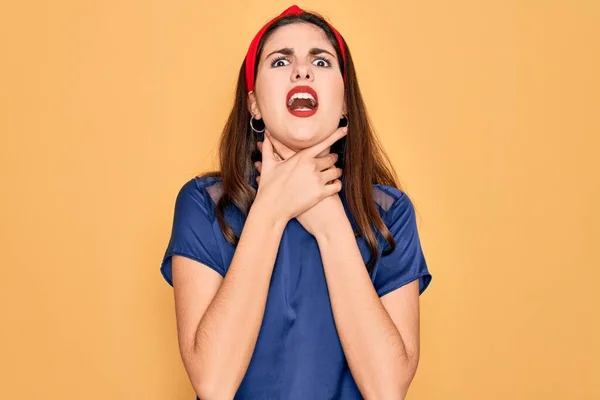 Junge Schöne Brünette Frau Trägt Rote Lippen Über Gelbem Hintergrund — Stockfoto