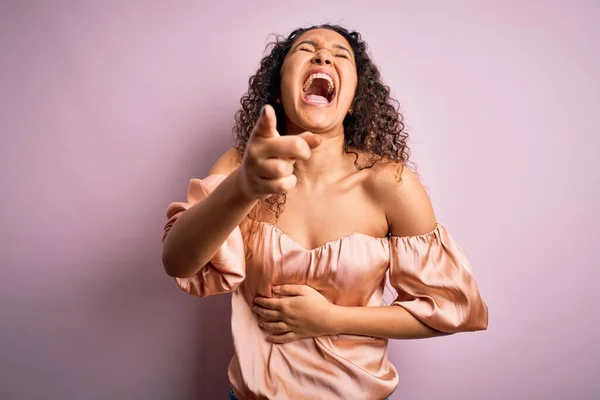 Jeune Belle Femme Aux Cheveux Bouclés Portant Shirt Décontracté Debout — Photo