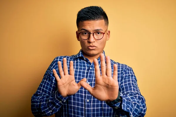 Homem Latino Bonito Jovem Vestindo Camisa Casual Óculos Sobre Fundo — Fotografia de Stock