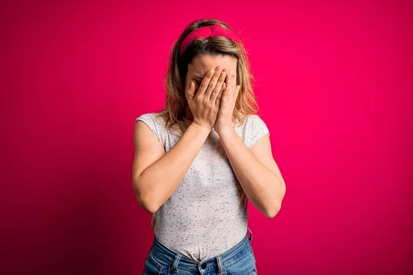 Jovem Mulher Loira Bonita Vestindo Camiseta Casual Sobre Fundo Rosa — Fotografia de Stock