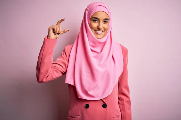 Mladá Krásná Brunetka Byznysmena Růžové Muslimské Hidžáb Obchodní Bunda Úsměvem — Stock fotografie