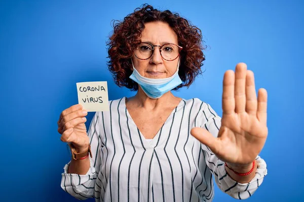 Mulher Cabelo Encaracolado Meia Idade Usando Máscara Médica Segurando Lembrete — Fotografia de Stock