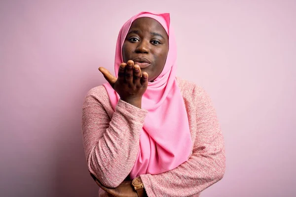 Ung Afrikansk Amerikan Storlek Kvinna Bär Muslim Hijab Över Isolerade — Stockfoto