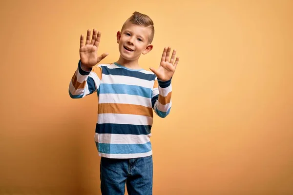 Jovem Garoto Caucasiano Com Olhos Azuis Vestindo Camisa Listrada Colorida — Fotografia de Stock